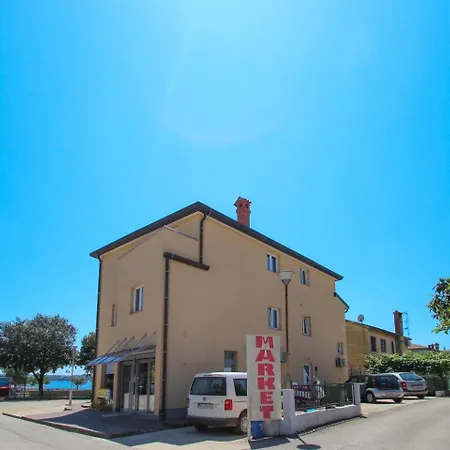 Vili Novigrad (Istria)